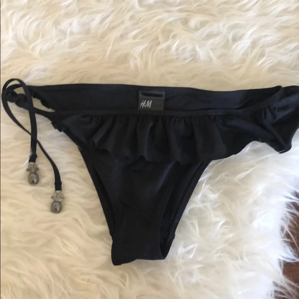 H&M‎ Pineapple charm Sting Bikini bottoms